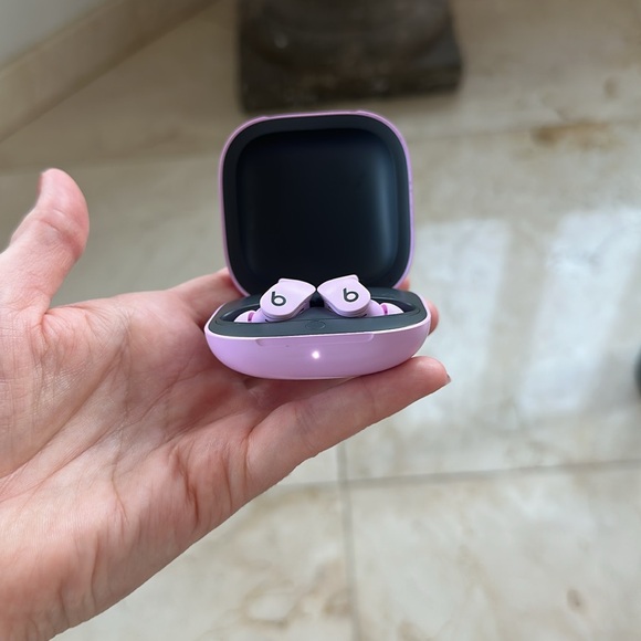 Beats Fit Pro 
Purple 
Excellent condition
Barely used, like new condition - Picture 10 of 10